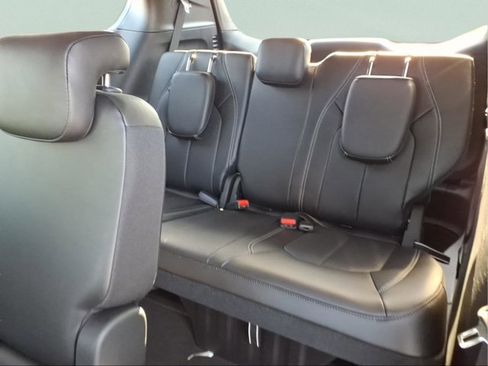 New 2026 Chrysler Pacifica Select image 12