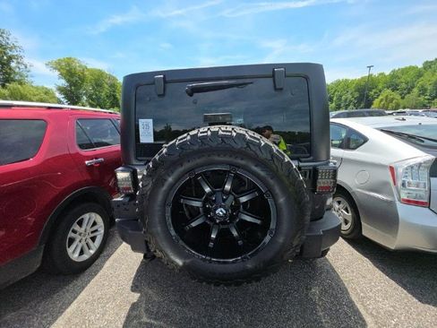 Used 2017 Jeep Wrangler Unlimited Sahara w/ Connectivity Group AWD/4WD image 5