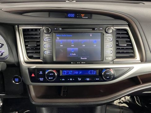Used 2019 Toyota Highlander XLE AWD/4WD image 17