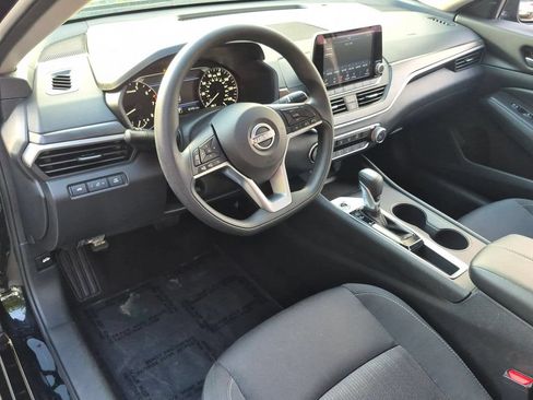 Used 2025 Nissan Altima 2.5 SV FWD image 13