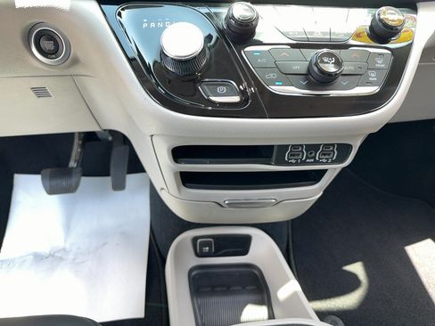 Certified 2024 Chrysler Pacifica Touring-L FWD image 15