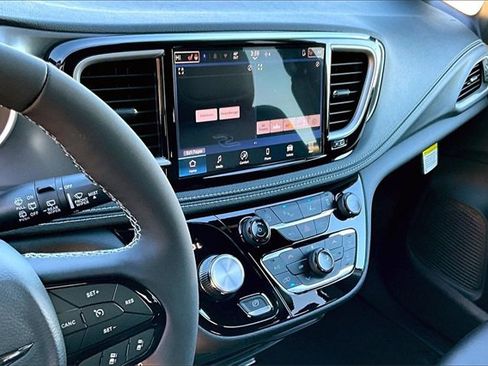 New 2026 Chrysler Pacifica Select image 7