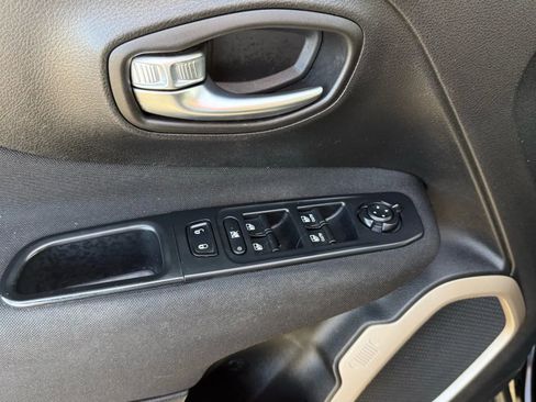 Used 2017 Jeep Renegade Latitude image 13