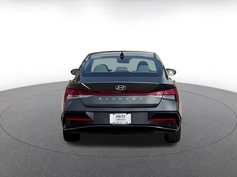 Used 2025 Hyundai Elantra SEL image 12
