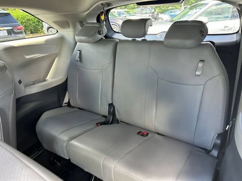 Used 2024 Toyota Sienna XLE w/ XLE Plus Package FWD image 19