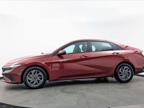 Used 2024 Hyundai Elantra SEL FWD image 3