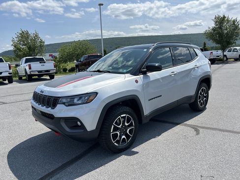 Used 2025 Jeep Compass Trailhawk AWD/4WD image 3