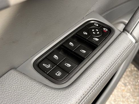 Used 2022 Porsche Cayenne Platinum Edition image 10