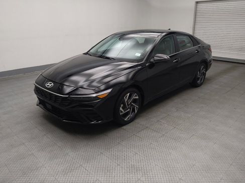 Used 2024 Hyundai Elantra Limited FWD image 2