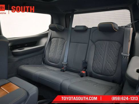 Used 2022 Jeep Grand Wagoneer Series III AWD/4WD image 33