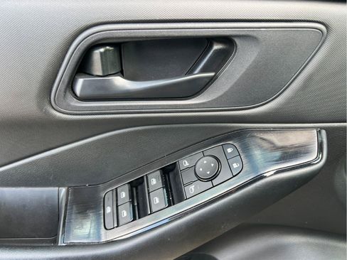 Used 2025 Nissan Rogue S FWD image 11