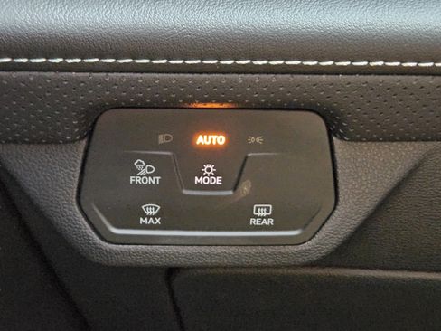 Used 2024 Volkswagen Atlas SE FWD image 12