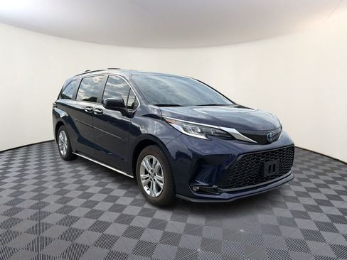 Used 2022 Toyota Sienna XSE w/ XSE Plus Package AWD/4WD image 5