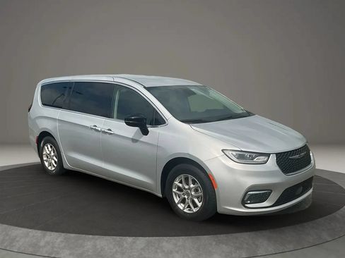 Used 2024 Chrysler Pacifica Touring-L FWD image 7