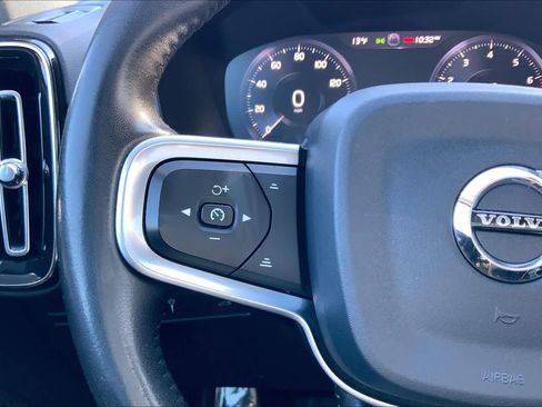 Used 2019 Volvo XC40 T5 Momentum image 23