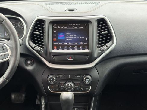 Used 2018 Jeep Cherokee Latitude Plus w/ Comfort/Convenience Group FWD image 27