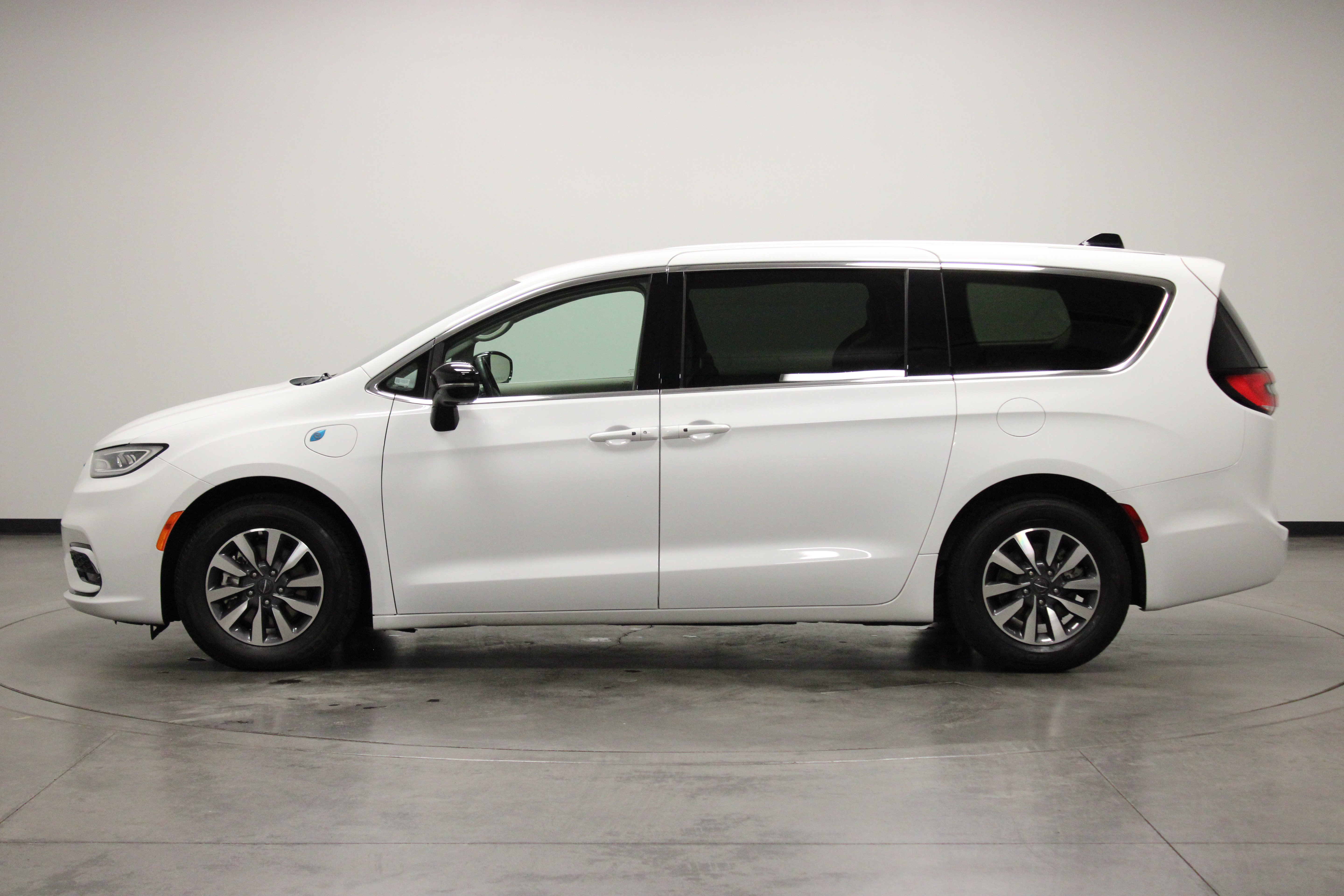 Used 2024 Chrysler Pacifica Limited FWD image 5