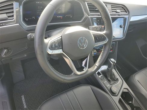 Certified 2024 Volkswagen Tiguan SE image 18