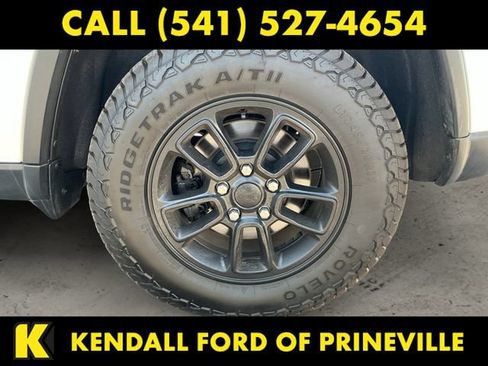 Used 2019 Jeep Grand Cherokee Laredo AWD/4WD image 9