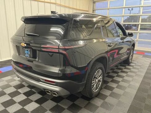 Used 2025 Chevrolet Traverse LT FWD image 4