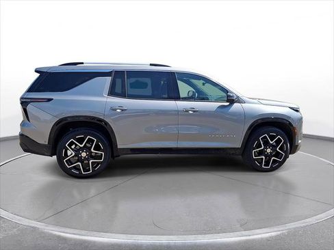 New 2025 Chevrolet Traverse High Country w/ LPO, Illumination Package FWD image 9