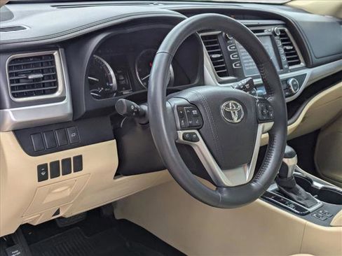 Used 2016 Toyota Highlander XLE FWD image 3