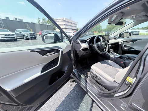 Used 2021 Toyota RAV4 XLE w/ Convenience Package AWD/4WD image 9
