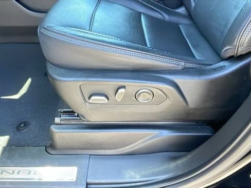 Used 2025 GMC Yukon XL Denali AWD/4WD image 28