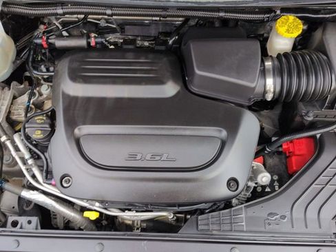 Certified 2024 Chrysler Pacifica Touring-L image 31