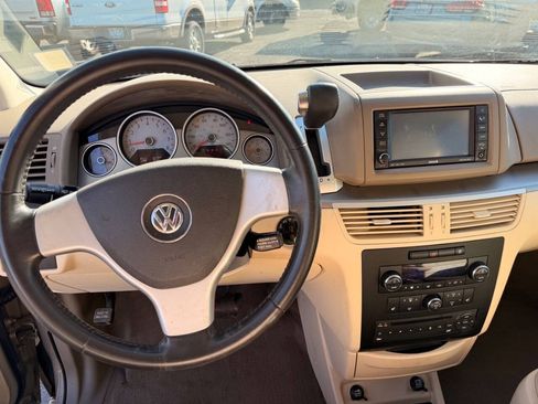 Used 2009 Volkswagen Routan SEL FWD image 13