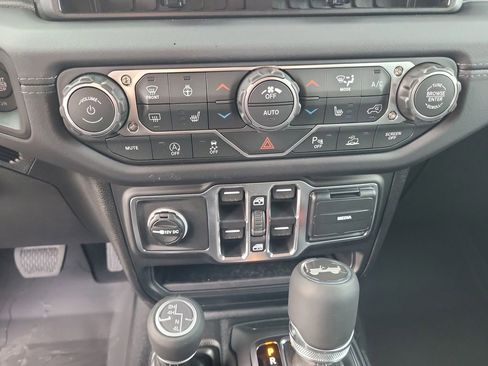 New 2026 Jeep Wrangler Unlimited Sahara AWD/4WD image 25
