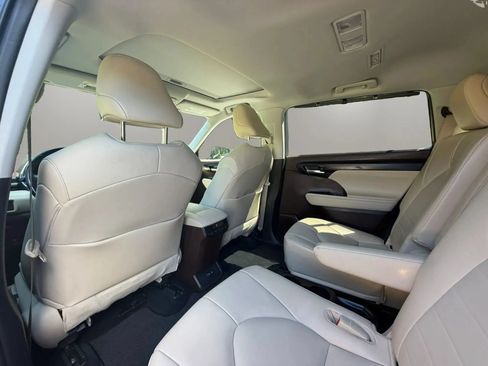 Used 2021 Toyota Highlander XLE FWD image 19