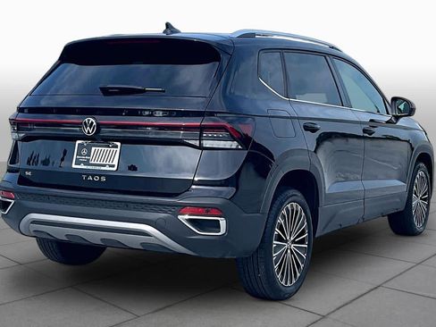 Used 2025 Volkswagen Taos SE w/ Panoramic Sunroof Package FWD image 12