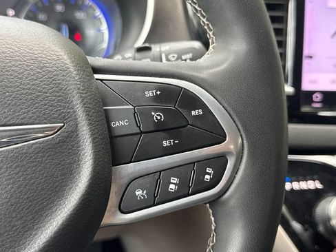 Used 2023 Chrysler Pacifica Touring-L FWD image 28