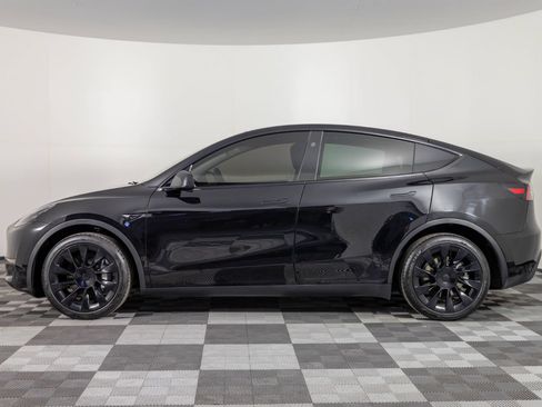 Used 2024 Tesla Model Y AWD image 3