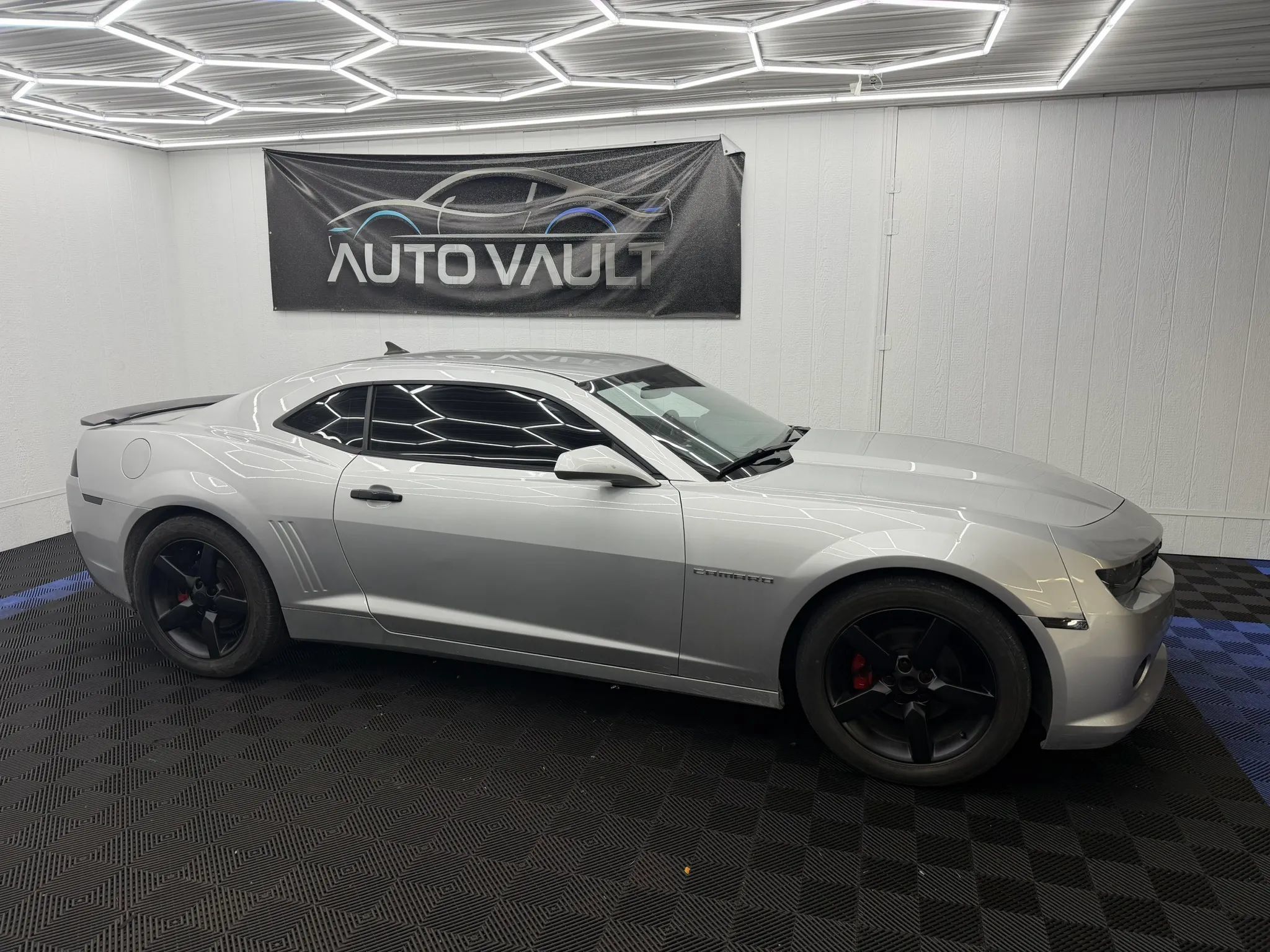 Used 2015 Chevrolet Camaro LT w/ 1LT Preferred Package RWD image 2