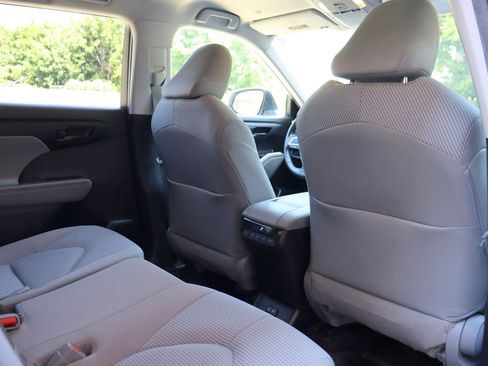 Used 2022 Toyota Highlander LE AWD/4WD image 20