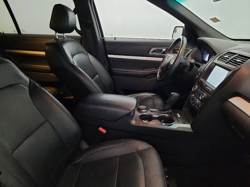 Used 2016 Ford Explorer XLT w/ Equipment Group 202A AWD/4WD image 21