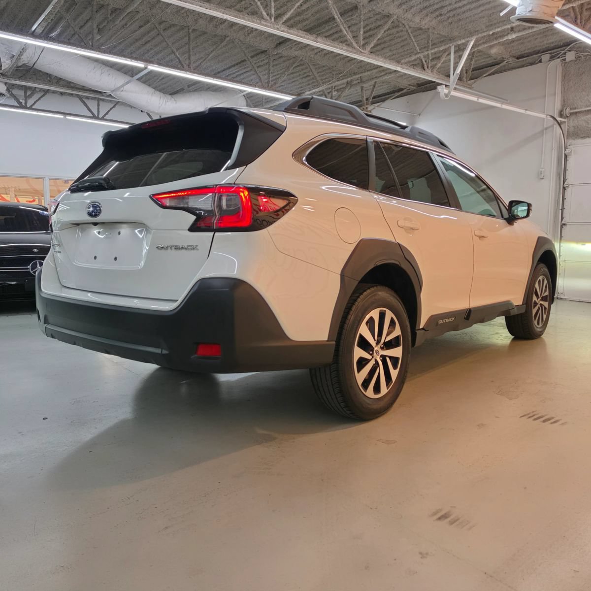 Used 2023 Subaru Outback Premium AWD/4WD image 6