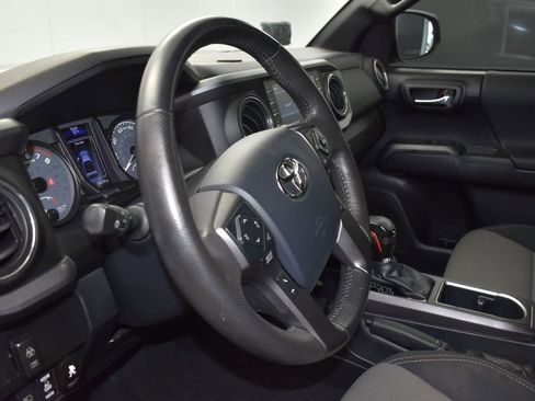 Used 2020 Toyota Tacoma TRD Off-Road image 12