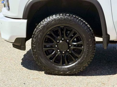 Used 2022 Chevrolet Silverado 2500 High Country w/ LPO, Dark Essentials Package AWD/4WD image 9