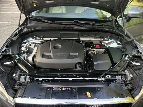 Used 2021 Volvo XC60 T5 Momentum w/ Premium Package AWD/4WD image 31