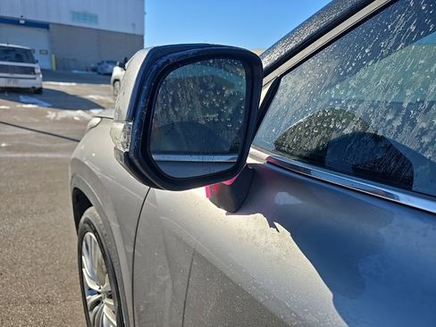 Used 2025 Toyota Highlander Platinum image 5