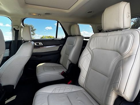 Used 2018 Ford Explorer Platinum image 12