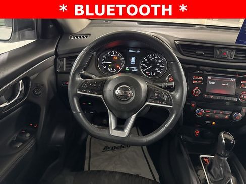 Used 2017 Nissan Rogue SV image 2