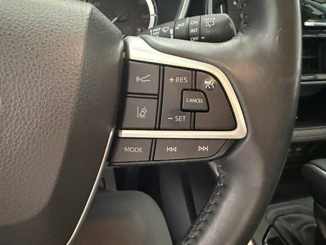 Used 2023 Toyota Highlander XLE AWD/4WD image 16