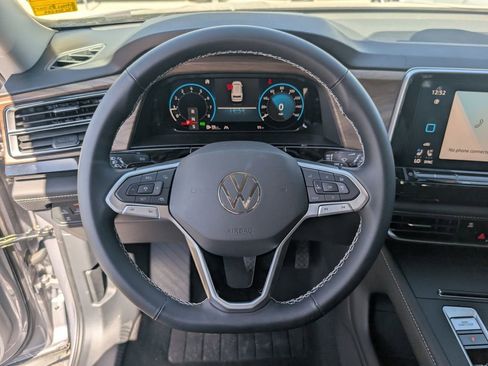 Used 2025 Volkswagen Atlas SE image 15