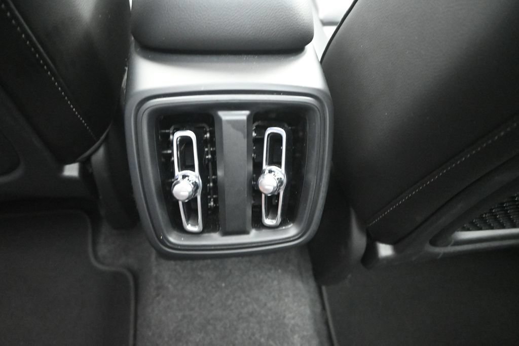 Used 2025 Volvo XC40 B5 Plus AWD/4WD image 18