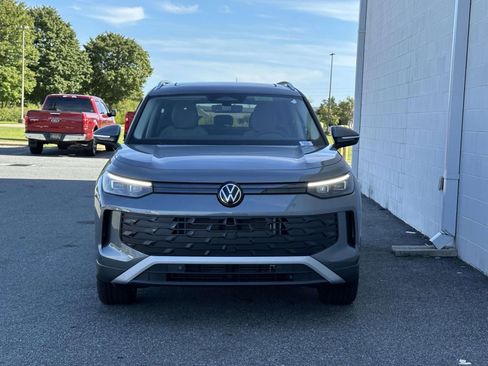 New 2025 Volkswagen Tiguan SE image 9