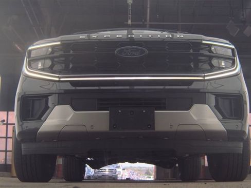 Used 2025 Ford Expedition Platinum AWD/4WD image 3